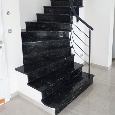 Escalier marbre noir