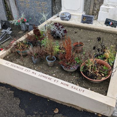 Inscription funéraire sur la bordure