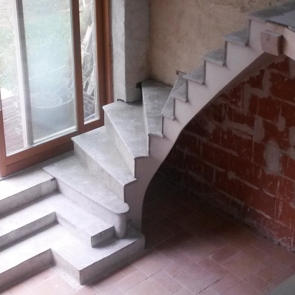 Escalier en pierre de Villebois sur voute sarrasine