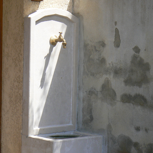 Fontaine en pierre de chadore, profil arc cassé