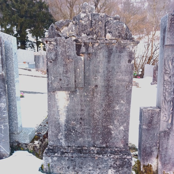 Monument funeraire avant restauration