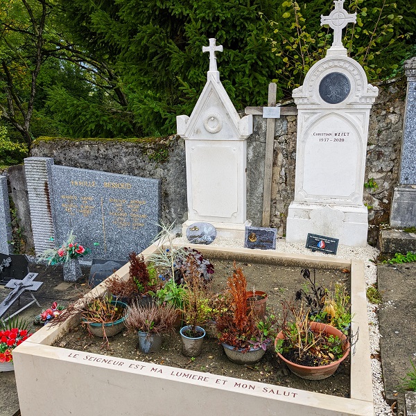 Monument funeraire reutilise