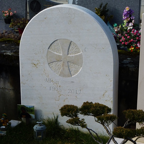 Stele croix latine