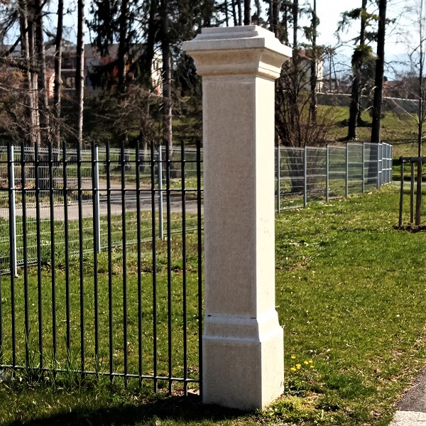 Pilier de portail en pierre de Hauteville