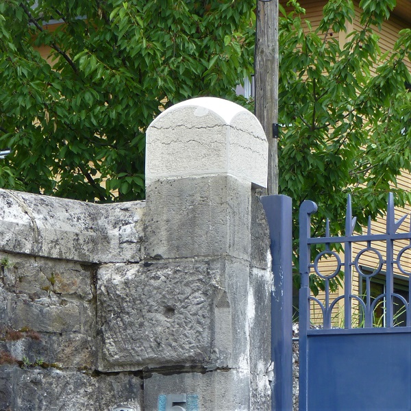 Chapeau de pilier de portail en pierre de Tavel