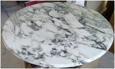 Repolissage d'un plateau de table en marbre