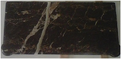 Plateau en marbre Noir Portor avant restauration