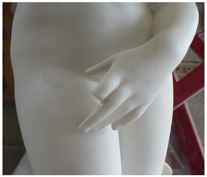 Statue de baigneuse en marbre sans le doigt